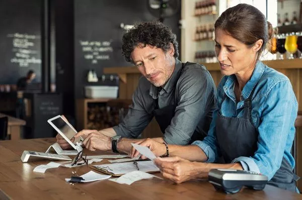 staff-calculating-restaurant-bill-4UJ2GDK-600x398 staff calculating restaurant bill